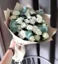 Букет из белых кустовых роз