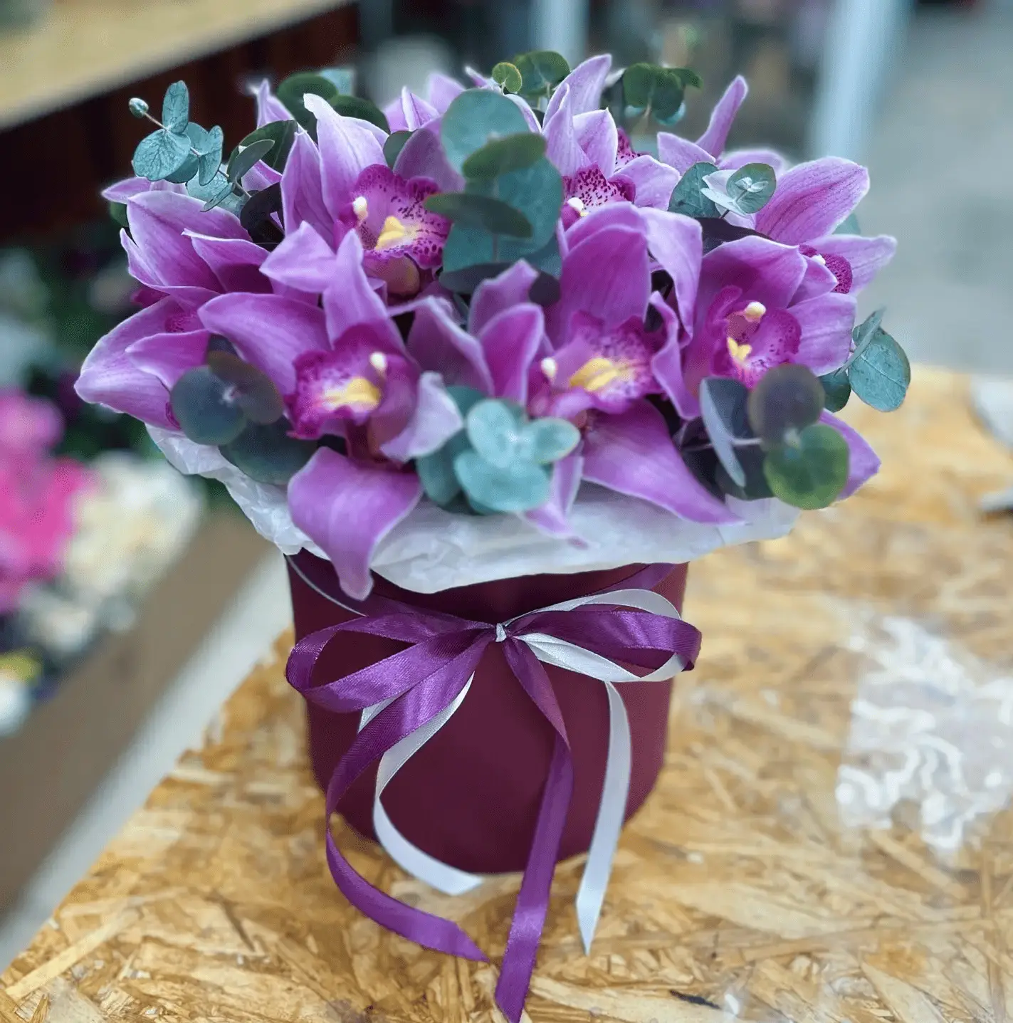 Букет орхидей в шляпной коробке