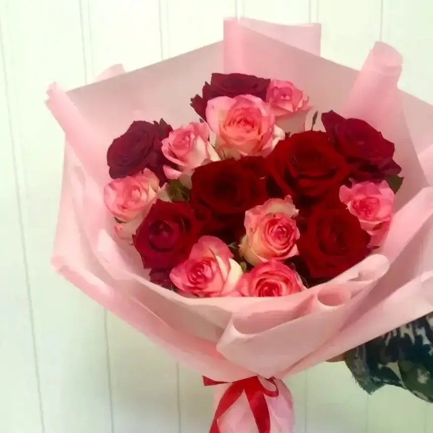 Букет из 15 красно-розовых роз