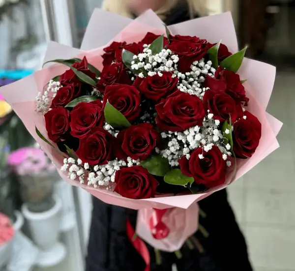 Букет из 21 красной розы с гипсофилой