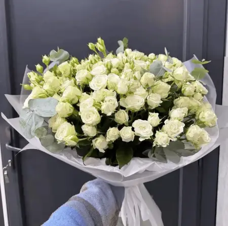 Букет из 15 белых кустовых роз