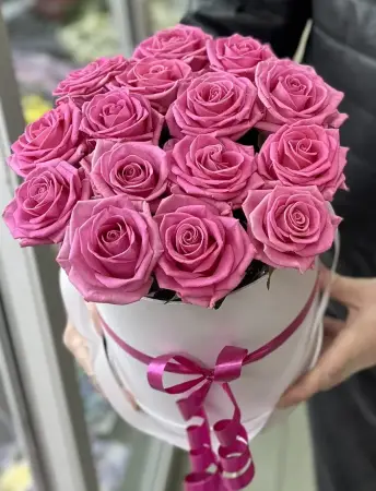 Букет розовых роз в шляпной коробке