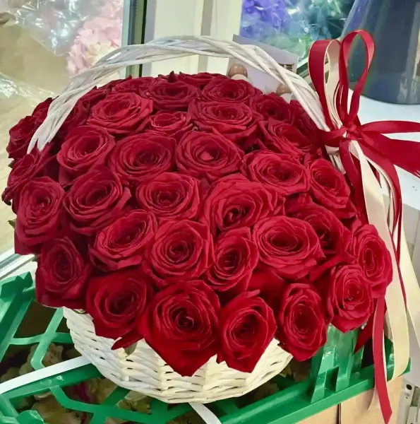 Корзина с красными розами