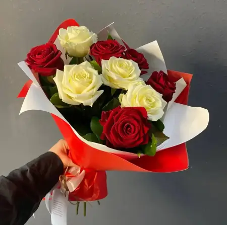 Букет из 9 красно-белых роз